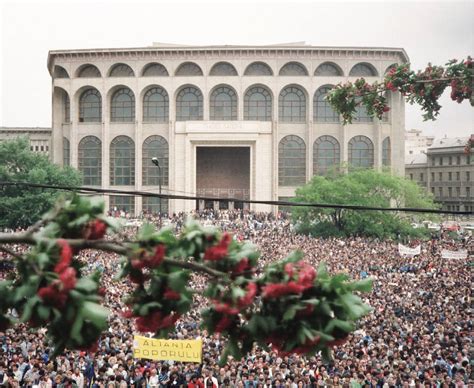 Piața Universității anului 1990, într